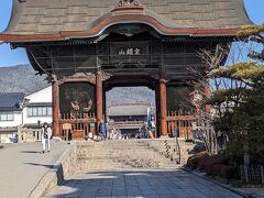 長野にきたら、善光寺ですね。

人気観光地なので朝早くから人の出が多いです。
通りの静けさが嘘の様。
海外からの来訪者も多く、コロナ禍の新たなフェーズに入った感じがしました。

青空率の高い私
朝のお参りは清々しいです。