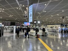 やっぱりバスはらくちん。
空いていたので早めにつきました。

１０月のベトナム旅行の際は朝早くだったこともあってか？人がいない成田でしたが、今回は賑わいを見せていてうれしくなりました。
