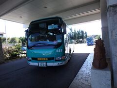 さて美ら海水族館から出て高速バスに乗り込んで移動をする。