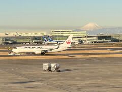 4時半起床のプレッシャーとワクワク感でほとんど寝られないまま、なんとか羽田空港に到着。
羽田空港のラウンジからは富士山がキレイに見えていました。
飛行機に乗るのは2019年10月ぶり！