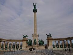 公園を抜けると「英雄広場」に着きます。2つの美術館に挟まれた広場で、圧巻の光景です。

中央にあるこの塔の頂点は大天使ガブリエルの像で、塔の周りはハンガリー人の起源となるマジャール人7部族の長の像です。
