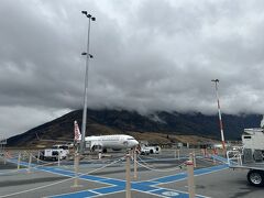 クイーンズタウン空港に到着
飛行機からはタラップで降りる、コンパクトな空港です