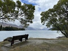 ホテルからクイーンズタウンの街までは、湖畔の遊歩道でつながっています。