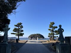 神社の向こう側に400ｍほどの橋とその向こうが竹島です。