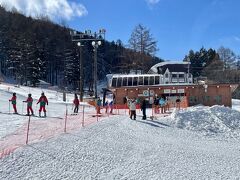 山麓駅付近はお子ちゃまのスキースクール
見ているだけでも和みます。
写真の建物にはトルコ料理のケバブの文字が。