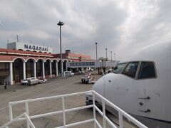 「長崎空港」に到着☆

いつもは東京から北海道(函館や新千歳)の間を飛行機で飛ぶことが多いけど、今回は九州ということで、時間的にも少し長く感じました。