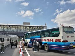 空港から長崎駅までは長崎県の県営バスに乗車☆
約1時間で「長崎駅」前に到着☆

少し古いバスだし、臭い的に元は喫煙バス、今は禁煙バスって感じで、運転が少し荒めで、変速ショックがやや激しめで、地方都市のバスって感じでした。笑

飛行機の中は、やれ、HEPAフィルターだの空気が数分で入れ替わるだのと言うけど、着いた先の空港からのバスは補助席も使うほど満員御礼で、空調回ってないし、窓開いてないしって感じで、矛盾だらけのコロナ対策☆笑

それでいて、運転手に近い席は着席禁止になってたり、各対策がタテ割りで矛盾だらけでバカバカしい。笑

ま、私は、もはやコロナは気にしてないのですが、世の中のコロナ対策の矛盾を見つけて、若干、楽しんでいます。笑
(個人的な意見です。)