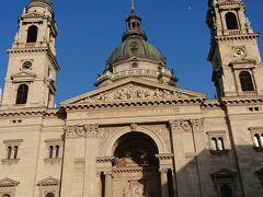 やってきたのは聖イシュトヴァーン大聖堂。

聖イシュトバーンとはハンガリーの民族マジャールをキリスト教に改宗させ、ハンガリーを建国した初代国王です。

今は無料ではなくなり、2700Ft（約1000円）で入場します。