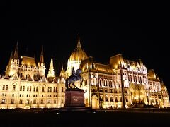 まだホテルに帰るのには早くてもったいないと思ったので、国会議事堂を見に行きました。ハンガリーの国会議事堂は綺麗すぎます！