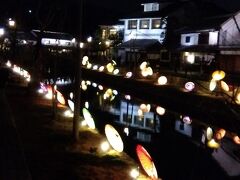 倉敷川のほとりの和傘。幻想的。