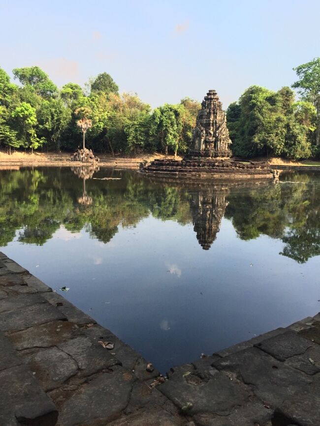 ニャックボアン寺院の中央池には美しい風景です。