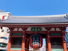 都営浅草線・浅草駅から浅草寺の雷門前に到着。
あまりの人の多さにビビる我々。

これ、TVのニュースとかでよく見る光景ですね^^;