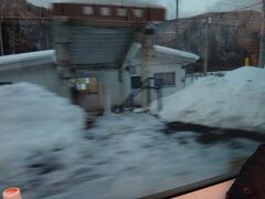 雪対策で春までほとんどの列車が通過することになった奥新川駅。
