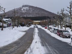 末広町電停で下車したら...
すぐ近くの基坂を上ります！
いくぞーヾ(｡｀Д´｡)
（路駐がすごい...）

足元の雪は割とサクサク
踏み固められていないので滑ることはなさそうだけど、ここは慎重に！