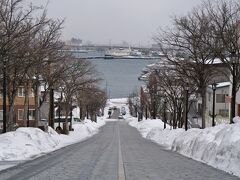 10:12
2年ぶりの八幡坂(*>ωﾉ[◎]ゝﾊﾟﾁﾘ
この時間は数組だけ
皆さん滞在時間は短め