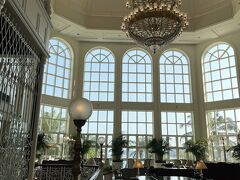 生演奏が聴こえてます&#127930;&#127927;
キングダムクラブ宿泊なのでキャストさんに伝えると、エレベーターで7階まで連れて行ってくれます。
（7階がキングダムクラブ宿泊者限定フロアとなり、エレベーターでルームキーをかざさなければ7階へ行かないようになっています）