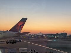 羽田空港にて、ベトナム航空のシステムダウンが復旧せず、２時間前からチェックインが始まったものの、ボーディングパスは手書き。事前にオンラインチェックインをしていたため優先して貰えましたが、してなかった人は２時間くらい列に並んだのでは・・・。遅れたおかげで見れた羽田空港からの富士山の夕景。