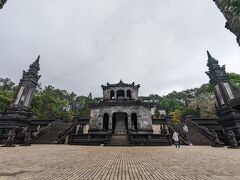 フエ2日めは朝9時にドライバーさんが迎えに来て、郊外のお寺や陵を回りました。
最初にカイディン帝陵