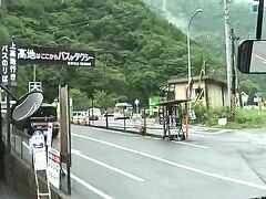 上高地に行くには入山規制があるので、一旦車を沢渡で駐車場に停めて、バスかタクシーに乗らないと行くことできないので、バスに乗り換えました。