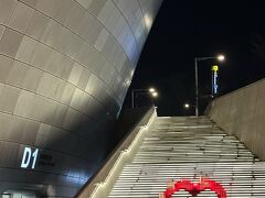 「DDP東大門デザインプラザ」の可愛いハートのモニュメントライト