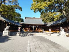 続いては「兵庫縣姫路護國神社」に参りました。
ウクライナ情勢や台湾有事もあるので、平和への祈りを込めます。
戊辰の役以後に国難に殉ぜられた「みたま」56988柱をお祀りしております。
昭和13年（1938）御鎮座、戦後の混乱期に「白鷺宮」を名乗るも、同29年（1954）に再び元の社号に戻りました。

また、同35年（1960）年から、天皇陛下より、幣帛料と幣饌料を賜る神社でもあります。　

幣帛（へいはく）＝神へ捧げる反物
幣饌（へいせん）＝その他供物

http://www.himeji-gokoku.jp/