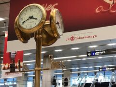名古屋駅周辺の様子です。こちらは金の時計。