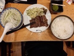 牛たんを食べて