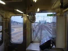 　相馬からは下り普通電車で北上します。2016年に内陸へ移設して復旧した、事実上の新線区間です。
　新地駅のすぐ手前で旧線が分かれたはずですが、その跡はまったく分かりませんでした。
