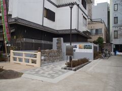 下町風俗資料館の隣に上野広小路遺跡三橋遺構が展示されています。江戸時代に不忍池から忍川が東へ流れ、鳥越を経て、隅田川へ注いでいたそうです。