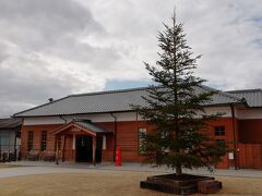 奈良駅から桜井線（まほろば線）で1駅。京終（きょうばて）駅に着きました。
駅舎は新しいですが、木造で味のある雰囲気です。