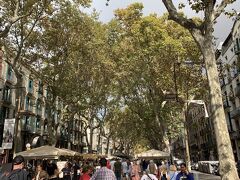 ランブラス通り（La Rambla）は外国人観光客でいっぱいでした。