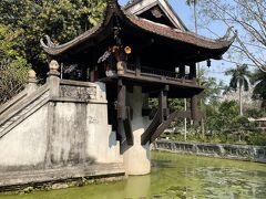 一柱寺。
霊沼池から一本の柱で支え建てられている寺院。
イメージはハスの花とのこと。
ハスの季節だともっと美しいだろうな。