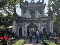 ランチの後は文廟へ。
儒教の創始者の孔子の例を祀る建物でベトナム最古の大学があった場所。
赤煉瓦はバッチャン焼。