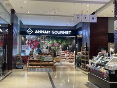 夫はどうしてもショッピングがしたかったらしく、タイ湖の近くのAnnam Gourmet Marketへ。
タイ湖付近は外国の方が多く住んでいるエリアとのことで、売っているのものもオシャレな感じ。