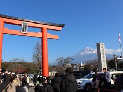 ・・ココからが、想定外で・・
富士山本宮浅間神社の近くにある観光案内所は、１０時を過ぎても閉まったままで・・よく見たら、この期間は営業していないと貼り紙がありました(>_<)