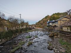 翌朝、６時半頃に散歩にでかけました。朝食までには戻らないとねー。

芹川。
朝も当然ひんやりです。さむいー。
ガニ湯は入浴中の方がいらしたので、立ち寄れませんでした(；・∀・)