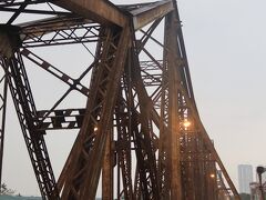 ホン川に架かる約1700mのロンビエン橋。
1902年完成で、当時は世界2位の長さを誇る橋であったという。
エッフェル塔を設計したギュスターヴ・エッフェルの設計との説もあるが、その説は有力ではないらしい。