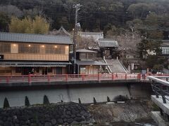 独鈷の湯の向かいには
独鈷の湯公園があり、桂川を見ながら入れる足湯、リバーテラス杉の湯があります。