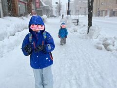 母たちと合流するために旭川駅まで歩きます。
『暖かいから雪が降ってるね』と旭川の知人から謎のコメントをもらいましたが、確かに今日はマイナス３度で寒すぎず（前回の帯広はマイナス13度）雪が降って歩きやすくて良かったです。
雪で遊びたい下の子は全く進まず、振り向くとずっと後ろに…
15分のはずの道のりが30分ほどかかりました

母たちの飛行機も遅延で、旭川駅に着くころには動物園行のバスは満員
次のバスではペンギンのお散歩に間に合わない
私たちが先に並んで何とか一緒に乗せてもらいました
バスはギュウギュウ詰めで40分
チケットは旭川駅でも買えますが、降りるときに払うでも大丈夫です