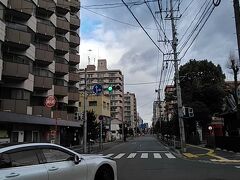 外堀
右の長浜神社は、名前の通り当時は海に面した神社。
ちなみに、左折車は中堀の延長線から外堀跡へ向かっています。
青信号の先は海でした。