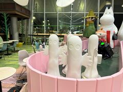 フィンランド『ヘルシンキ・ヴァンター国際空港』ターミナル2 2F

カフェ【MOOMIN COFFEE】の店内の写真。

「ムーミン」に登場するキャラクターが至る所に・・・。

ニョロニョロw