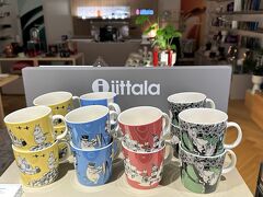 フィンランド『ヘルシンキ・ヴァンター国際空港』ターミナル2 2F

【Iittala（イッタラ）】とムーミンがコラボしたマグカップの写真。

「ARABIA（アラビア）」シリーズです。