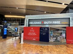 フィンランド・ヘルシンキ『Helsinki-Vantaa Airport』ターミナル2 2F
（シェンゲン協定加盟国エリア）【HELSINKI DUTY FREE】

『ヘルシンキ・ヴァンター国際空港』の27番ゲート付近にある
免税店【ヘルシンキ デューティー フリー】の写真。

おやっ、「NEW STORE COMING SOON」と表示され、改装中でした。
新しくオープンする予定の【ヘルシンキ デューティー フリー】は
22ゲート付近にあり、ここから徒歩1分の場所にあるみたいなので、
後ほど訪れることにします。

写真左奥に見えるのは・・・。