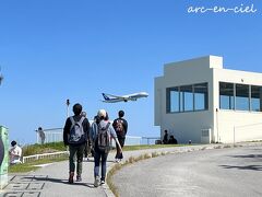 お昼過ぎ、ウミカジテラスへ。
うわぁ、こんな角度で飛行機が見えるんだ(+_+)。