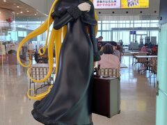 北九州空港から南紀白浜空港行きのチャーター便利用のツアーです。
北九州空港には2月に亡くなられた松本零士氏の銀河鉄道999のメーテルの像があります。
以前は入口付近にメーテルがいて喋っておりましたが現在は2階に像が出来てます。