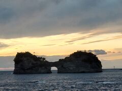 円月島の夕焼け
もう少し早ければ島と島の間から差し込む夕日が見れたのですが、少し遅かった。