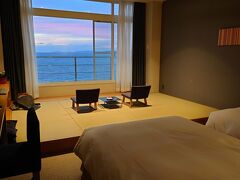 白浜キーテラスホテルシーモアにお世話になります。ツインベッドと1段高い琉球畳
低めの椅子は海に向いてる。