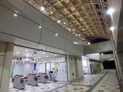 終点のてだこ浦西駅に到着。独特なデザインの駅舎でホームから改札出口あたりまでを覆う大きなアーチ状の屋根が設置されていて近未来的（←死語ｗ）だ。