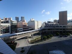 ２日間お世話になった宿をチェックアウト。そして牧志駅からゆいレールに乗車して移動する。写真のタイムスタンプでは08:25を刻んでいたがモノレール車内は立席を含めてぎゅうぎゅう詰め状態。今日は土曜日なので通勤客はわずか、あとはインバウンドの人たちで埋め尽くされていた。

ちなみにゆいレールの各駅では３両編成対応化の工事が勧められていて、完成の暁には２両編成から３両編成に増強し最低でも定員は150％以上増になるだろう。
（ほんと最近のゆいレールの日中時間帯は悲惨なことが多くなってきているからね）