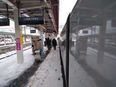 大曲駅に到着。ここでスイッチバックして終点の秋田駅を目指すことに。